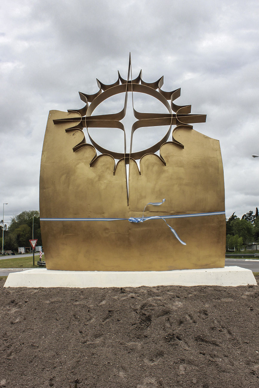 Monumento a la Expedición Atlantis, ubicado en Dolores .