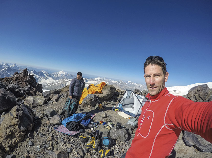 Desarmando el campamento para empezar a descender