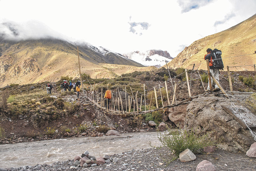 Cruce del puente de inicio del sendero