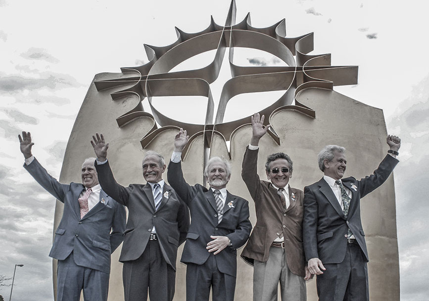 El monumento a la balsa, Dolores, 2014 De izq. a der., Giaccaglia, Iriberri, Barragán, Arrieta, y Sánchez Magariños