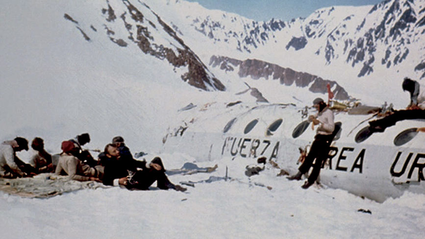 El mismo lugar cuarenta años después. Si observamos bien se puede distinguir la misma cresta de piedras, la que está arriba del avión, un poco a la derecha. Arriba, en la foto actual tomada más de cerca.