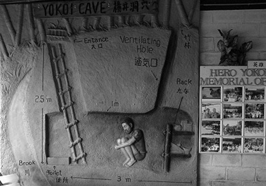 Un diagrama del refugio de Shoichi. La entrada y el "baño" están a la izquierda, la cocina a la derecha. La cueva no superaba el metro de altura, por lo que Shoichi siempre tenía de estar en cuclillas.
