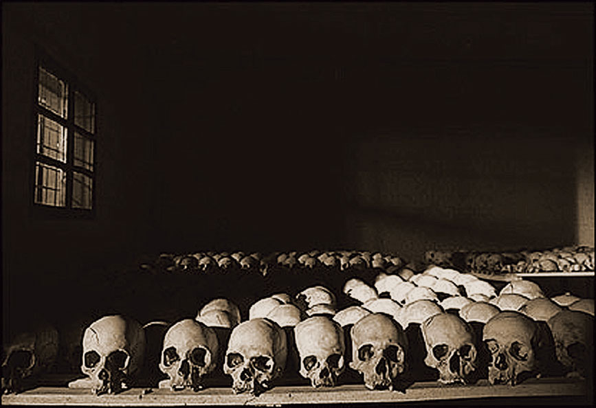 Cráneos de tutsis asesinados en el interior de la iglesia de Nyar