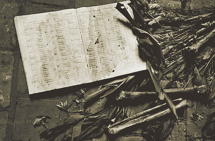 Libro Bautismal sobre cama de huesos humanos en la iglesia de Nyarubuye